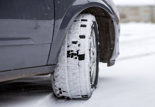 Pneu hiver voiture neige gros-plan